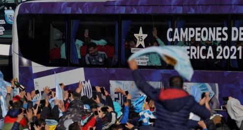 بالفيديو.. الأرجنتين تعود لبوينس آيرس بكأس كوبا وسط حشد جماهيري